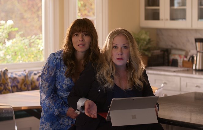 Dead to Me - Season 3 - We're Almost out of Time - Photos - Linda Cardellini, Christina Applegate