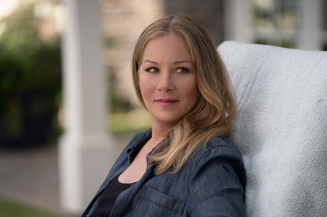 Dead to Me - We've Reached the End - Photos - Christina Applegate