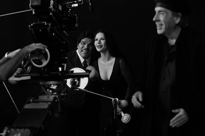 Miércoles - Season 1 - Del rodaje - Luis Guzmán, Catherine Zeta-Jones, Tim Burton