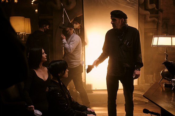 Wednesday - Season 1 - Dreharbeiten - Catherine Zeta-Jones, Jenna Ortega, Tim Burton