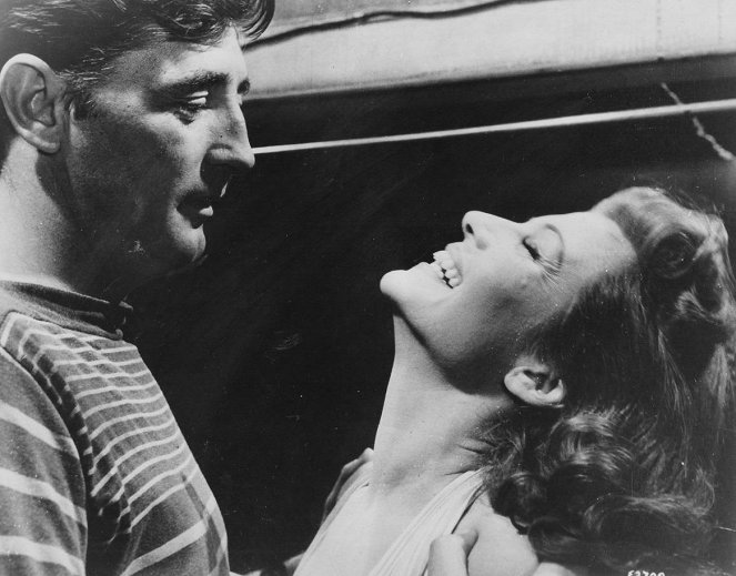 Fire Down Below - Z filmu - Robert Mitchum, Rita Hayworth