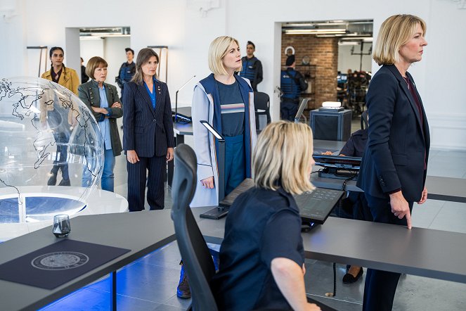 Doctor Who - The Power of the Doctor - Filmfotos - Mandip Gill, Janet Fielding, Jodie Whittaker, Jemma Redgrave