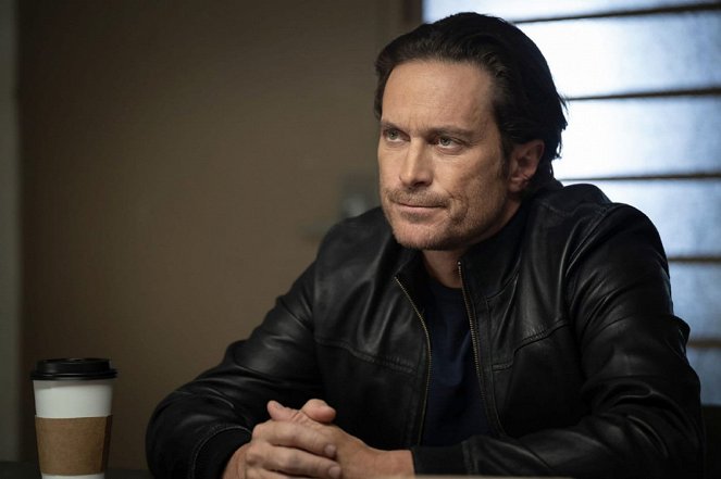 The Cleaning Lady - Season 2 - Sins of the Father - Filmfotos - Oliver Hudson