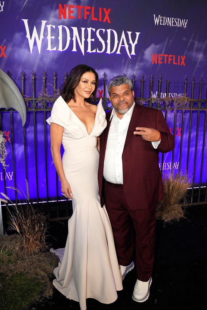 Wednesday - De eventos - World premiere of Netflix's "Wednesday" on November 16, 2022 at Hollywood Legion Theatre in Los Angeles, California - Catherine Zeta-Jones, Luis Guzmán