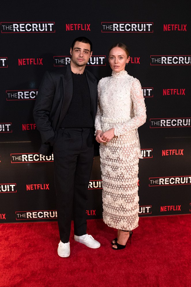 Rekrut - Z akcí - Special screening of Netflix series "THE RECRUIT" at the International Spy Museum on December 13, 2022, in Washington, DC - Noah Centineo, Laura Haddock