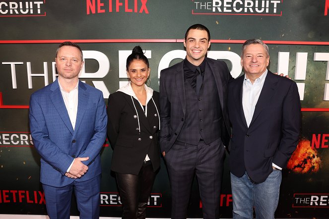 The Recruit - Rendezvények - Netflix's The Recruit Los Angeles Premiere at The Grove AMC on December 08, 2022 in Los Angeles, California - Alexi Hawley, Noah Centineo, Ted Sarandos