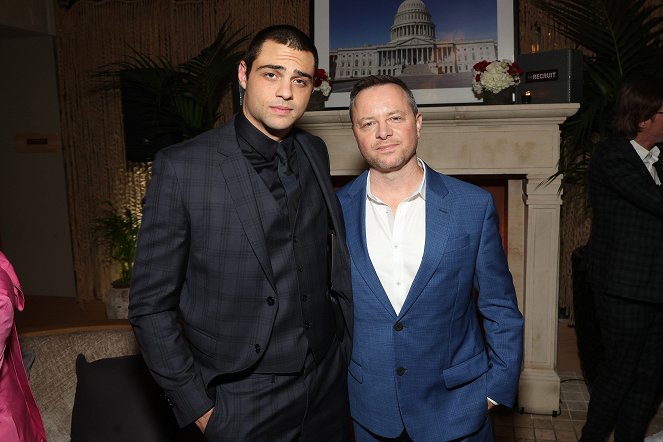 The Recruit - Rendezvények - Netflix's The Recruit Los Angeles Premiere at The Grove AMC on December 08, 2022 in Los Angeles, California - Noah Centineo, Alexi Hawley