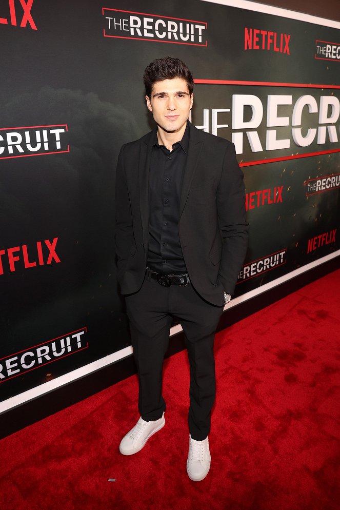 Rekrut - Z akcí - Netflix's The Recruit Los Angeles Premiere at The Grove AMC on December 08, 2022 in Los Angeles, California