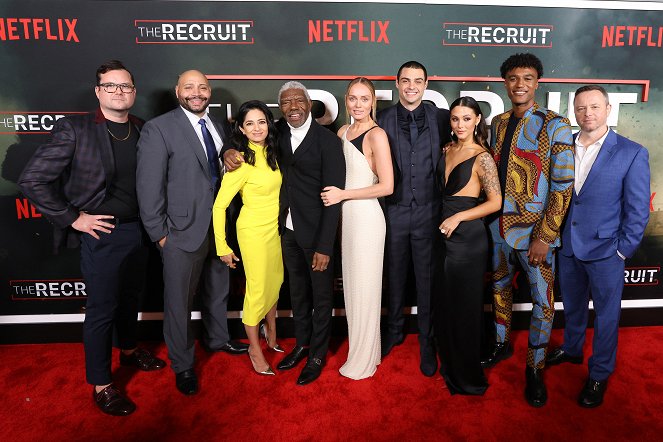 Rekrut - Z akcí - Netflix's The Recruit Los Angeles Premiere at The Grove AMC on December 08, 2022 in Los Angeles, California - Kristian Bruun, Colton Dunn, Aarti Mann, Vondie Curtis-Hall, Laura Haddock, Noah Centineo, Fivel Stewart, Alexi Hawley