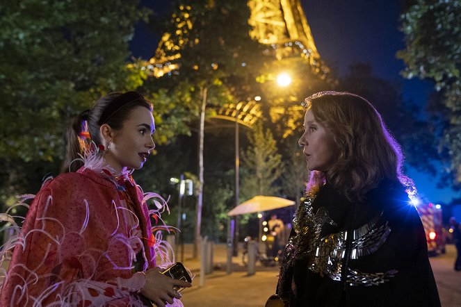 Emily w Paryżu - Season 3 - Miłości mam dwie - Z filmu - Lily Collins, Philippine Leroy-Beaulieu