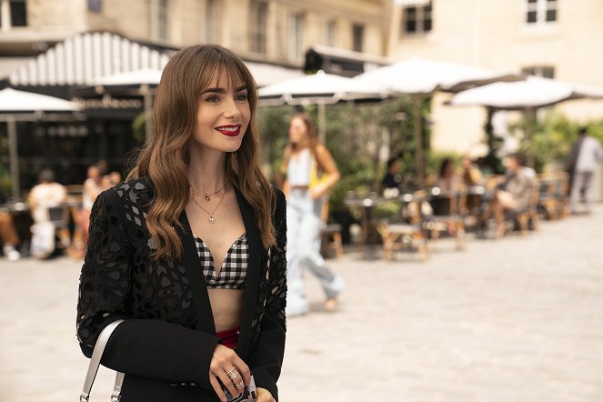Emily in Paris - Být v La Liste - Z filmu - Lily Collins