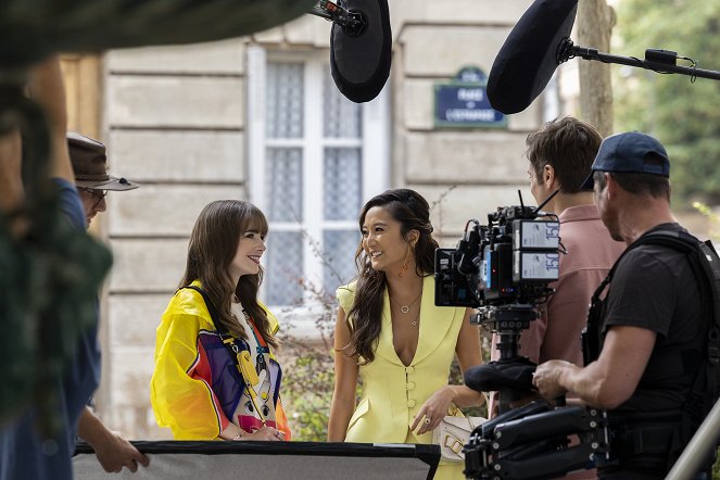 Emily in Paris - Season 3 - Comment se faire larguer en beauté - Tournage - Lily Collins, Ashley Park