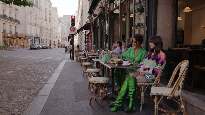 Emily w Paryżu - Miłości mam dwie - Z filmu - Ashley Park, Lily Collins