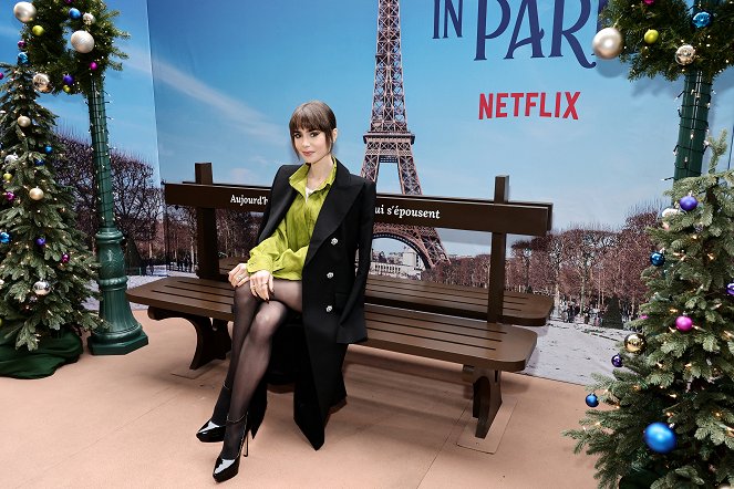 Emily in Paris - Season 3 - Z akcií - Emily In Paris premiere on December 15, 2022 in New York City - Lily Collins