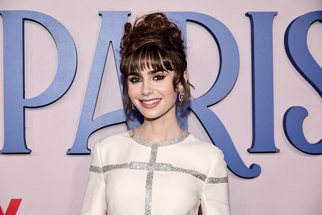 Emily in Paris - Season 3 - Z akcií - Emily In Paris premiere on December 15, 2022 in New York City - Lily Collins