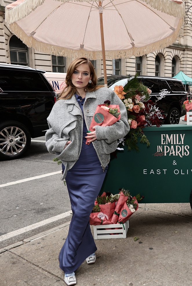 Emily in Paris - Season 3 - Z akcií - Emily In Paris premiere on December 15, 2022 in New York City - Camille Razat