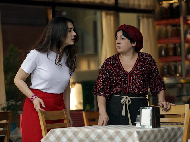 Love, logic, revenge - Episode 1 - Photos - Burcu Özberk, Zeynep Kankonde
