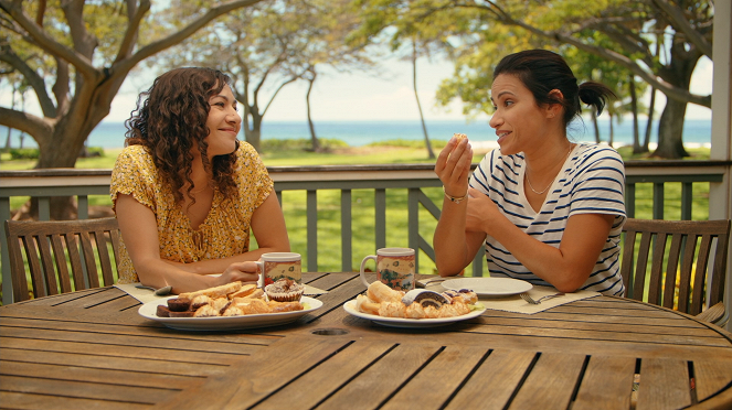 Aloha with Love - Do filme - Sarah Ashley Rodriguez, Tiffany Smith
