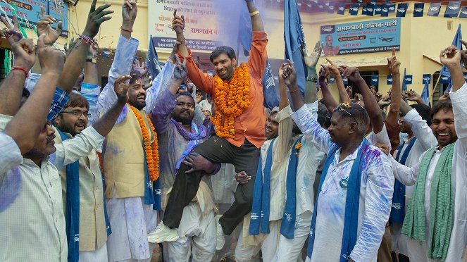 Khaki: Sprawa z Bihar - Amit, czyli kto? - Z filmu