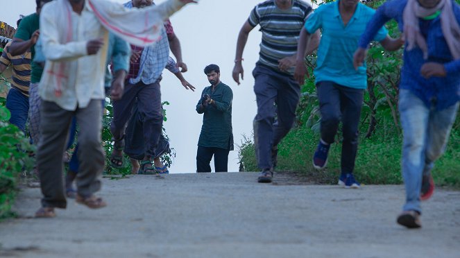 Khakee : Chronique d'un flic du Bihar - Les Yeux dans les yeux - Film