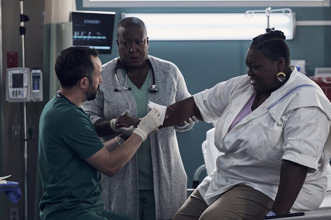 The Resident - Season 6 - Two Hearts - Kuvat elokuvasta - Tasso Feldman, Denitra Isler