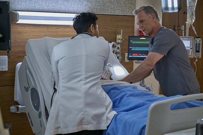 The Resident - The Chimera - Photos - Bruce Greenwood