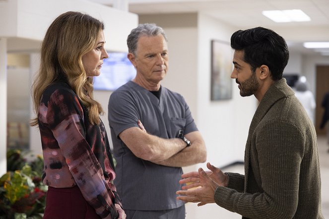 The Resident - Season 6 - No Pressure No Diamonds - Photos - Jane Leeves, Bruce Greenwood, Manish Dayal