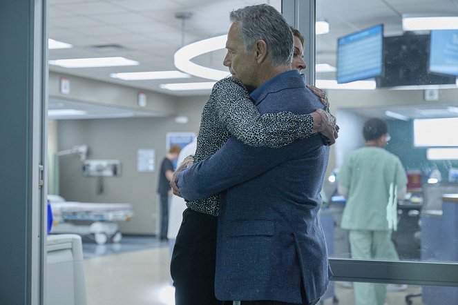 The Resident - Season 6 - All Hands on Deck - Photos - Bruce Greenwood, Jane Leeves