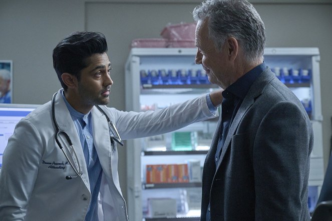 The Resident - Season 6 - All Hands on Deck - Photos - Manish Dayal, Bruce Greenwood