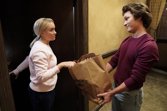 Young Sheldon - Passion's Harvest and a Sheldocracy - Film - Emily Osment, Montana Jordan