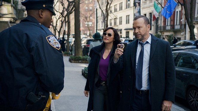 Blue Bloods - Crime Scene New York - Grautöne - Filmfotos - Marisa Ramirez, Donnie Wahlberg