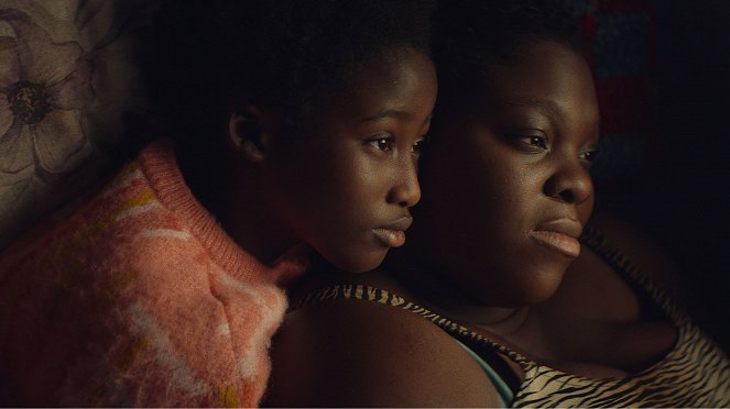 Dívka - Z filmu - Le'Shantey Bonsu, Déborah Lukumuena