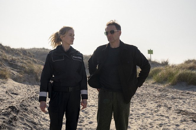 Dünentod - Ein Nordsee-Krimi - Das Grab am Strand - Photos - Pia Micaela Barucki, Hendrik Duryn