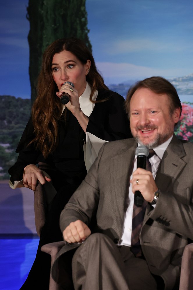 Tőrbe ejtve - Az üveghagyma - Rendezvények - "Glass Onion: A Knives Out Mystery” Press Conference on November 14, 2022 in Los Angeles, California - Kathryn Hahn, Rian Johnson