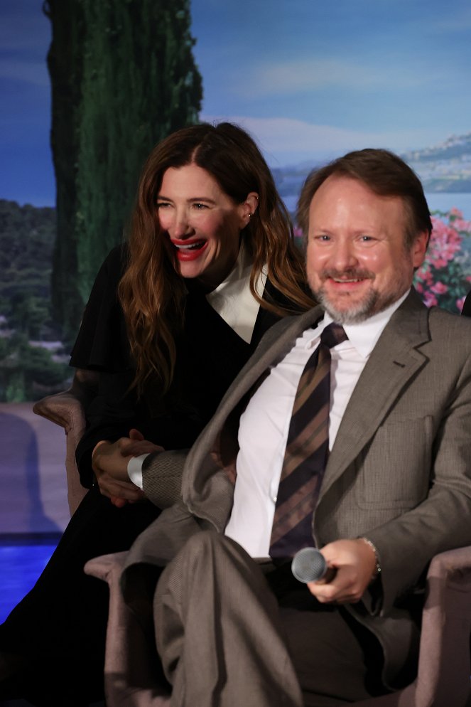 Glass Onion : Une histoire à couteaux tirés - Événements - "Glass Onion: A Knives Out Mystery” Press Conference on November 14, 2022 in Los Angeles, California - Kathryn Hahn, Rian Johnson