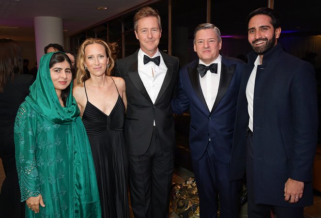 Glass Onion: Veitset esiin -mysteeri - Tapahtumista - BFI London Film Festival closing night gala for "Glass Onion: A Knives Out Mystery" at The Royal Festival Hall on October 16, 2022 in London, England - Malala Yousafzai, Shauna Robertson, Edward Norton, Ted Sarandos