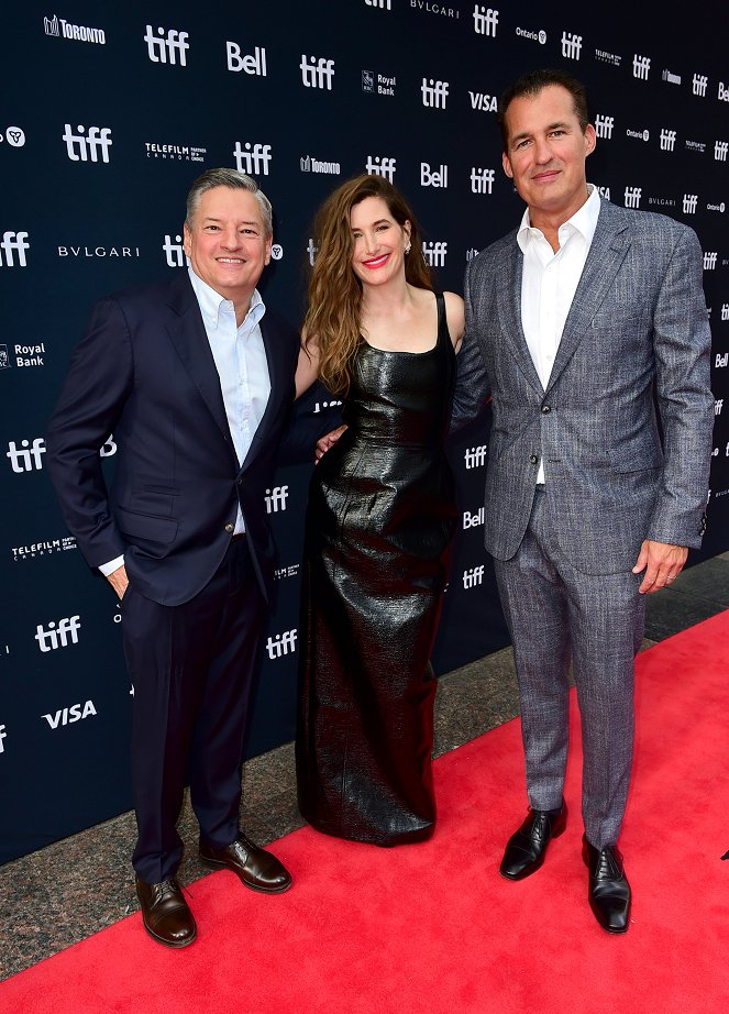 Na nože: Glass Onion - Z akcí - "Glass Onion" world premiere at the Toronto International Film Festival at Princess of Wales Theatre on September 10, 2022 in Toronto, Ontario - Ted Sarandos, Kathryn Hahn, Scott Stuber