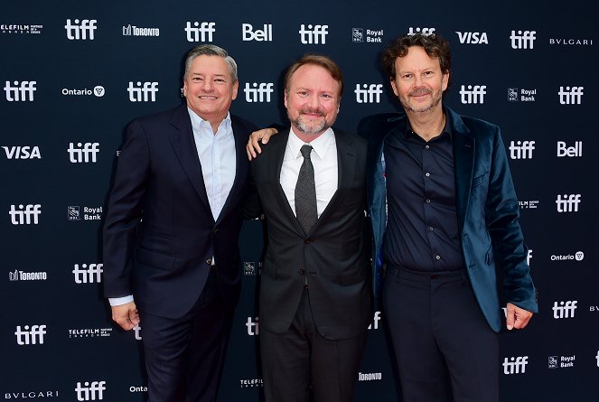 Glass Onion: Film z serii „Na noże” - Z imprez - "Glass Onion" world premiere at the Toronto International Film Festival at Princess of Wales Theatre on September 10, 2022 in Toronto, Ontario - Ted Sarandos, Rian Johnson, Ram Bergman