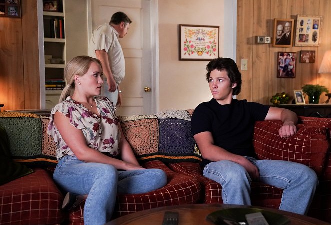 Young Sheldon - Blonde Ambition and the Concept of Zero - Film - Emily Osment, Montana Jordan