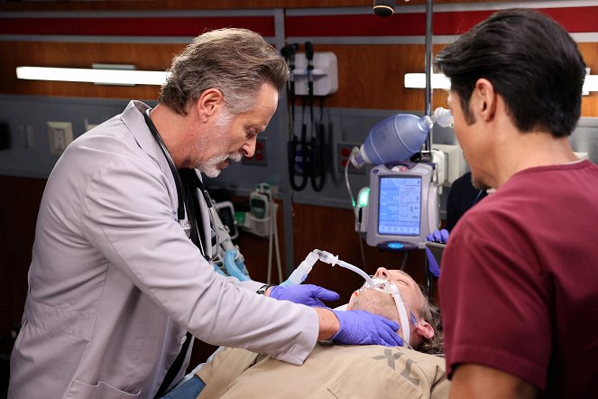 Chicago Med - The Clothes Make the Man... or Do They? - Film - Steven Weber