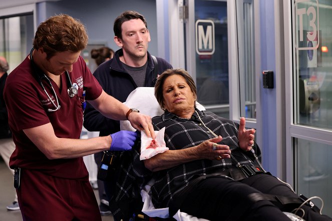 Chicago Med - Mama Said There Would Be Days Like This - De la película - Nick Gehlfuss, Lainie Kazan