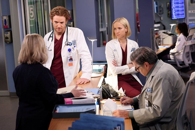 Chicago Med - Season 8 - (Caught Between) The Wrecking Ball and the Butterfly - Photos - Nick Gehlfuss, Jessy Schram