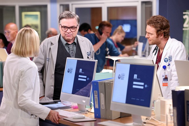 Chicago Med - Season 8 - (Caught Between) The Wrecking Ball and the Butterfly - Photos - Oliver Platt, Nick Gehlfuss