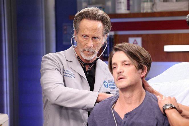 Chicago Med - Season 8 - (Caught Between) The Wrecking Ball and the Butterfly - Van film - Steven Weber, Jonathan Del Arco