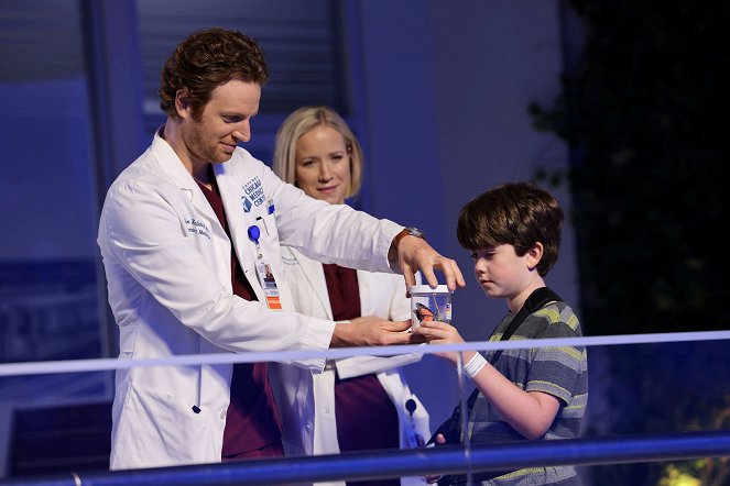 Chicago Med - Season 8 - (Caught Between) The Wrecking Ball and the Butterfly - Van film - Nick Gehlfuss, Jessy Schram, Cade Woodward