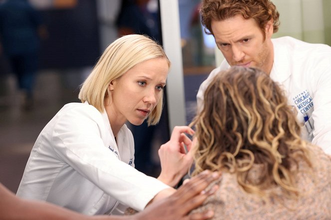 Chicago Med - Season 8 - (Caught Between) The Wrecking Ball and the Butterfly - Z filmu - Jessy Schram, Nick Gehlfuss
