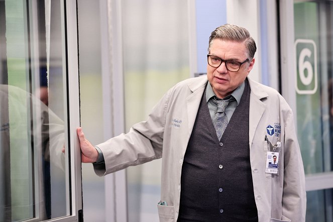 Chicago Med - Season 8 - (Caught Between) The Wrecking Ball and the Butterfly - Film - Oliver Platt