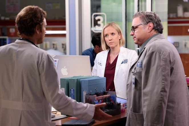 Chicago Med - (Caught Between) The Wrecking Ball and the Butterfly - Z filmu - Jessy Schram, Oliver Platt