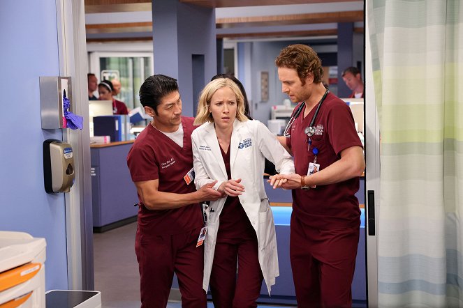 Chicago Med - Season 8 - How Do You Begin to Count the Losses - Film - Brian Tee, Jessy Schram, Nick Gehlfuss