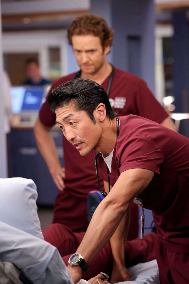 Chicago Med - How Do You Begin to Count the Losses - Van film - Brian Tee